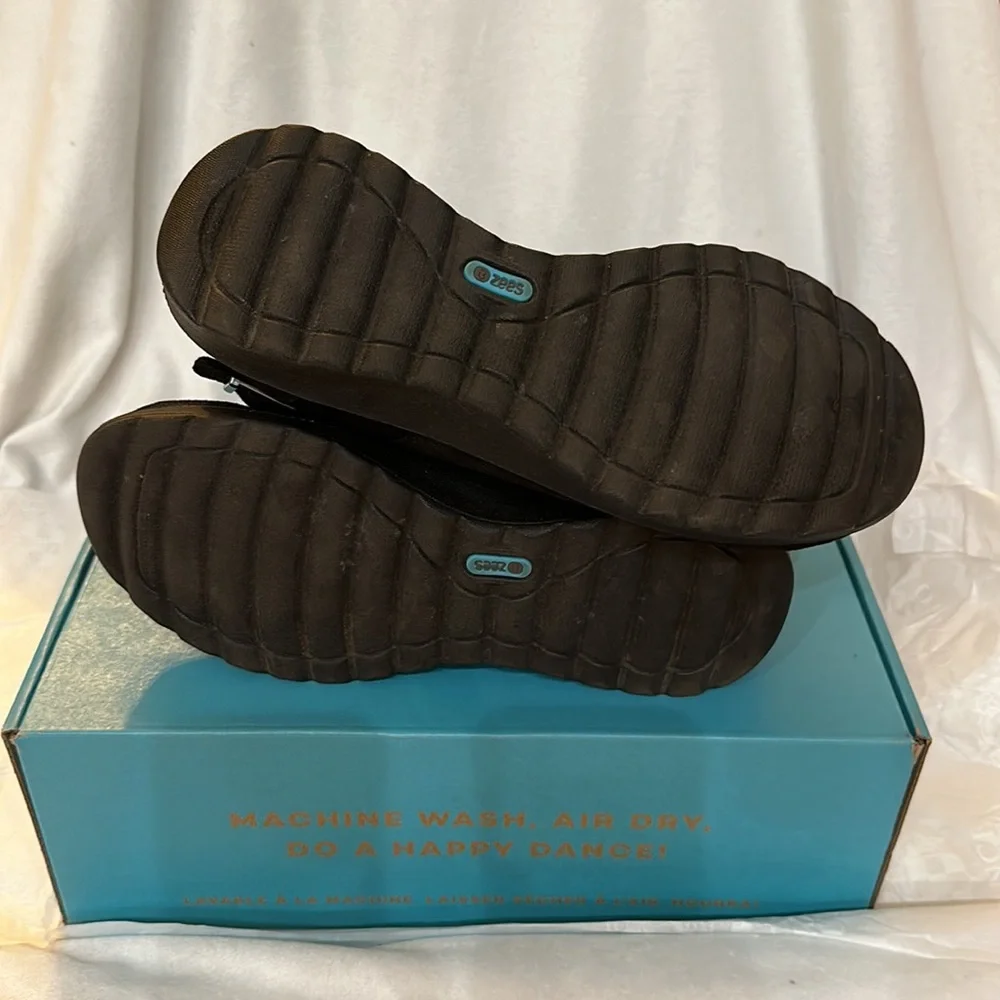 Bzees Get Together Machine Washable Ankle Bootie - Picture 7 of 7